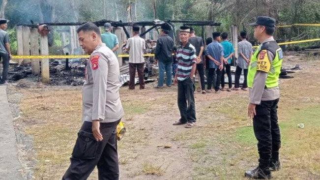 Petugas berada di TKP kebakaran yang menewaskan empat anak di Desa Rasuan Dusun 9, Kabupaten OKU Timur, Sumsel, Rabu (1/10/2025). [Dok. Polisi]